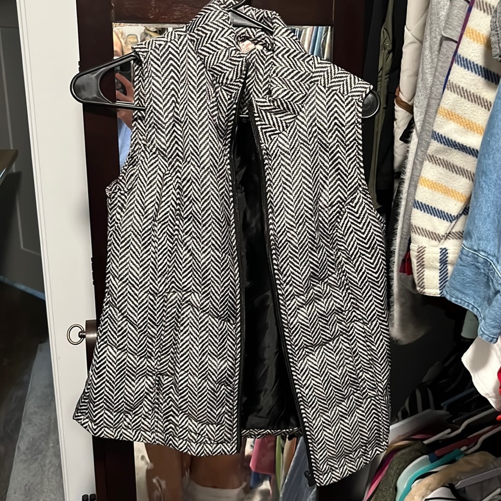 Red camel Black and white chevron vest. size XS